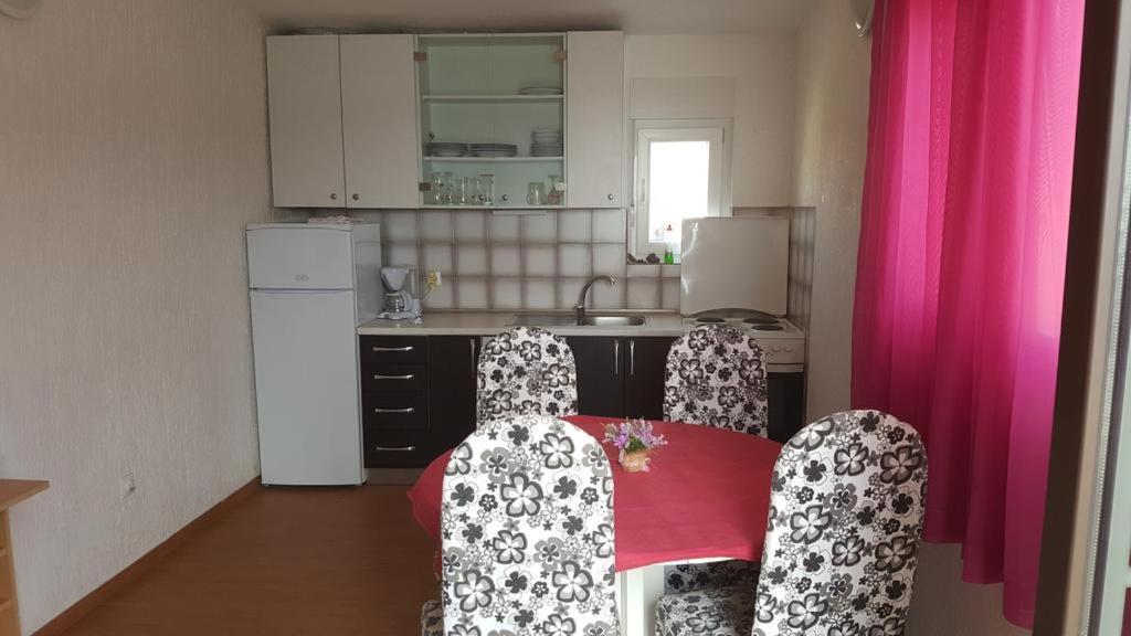 Apartments Lala Примоштен Экстерьер фото