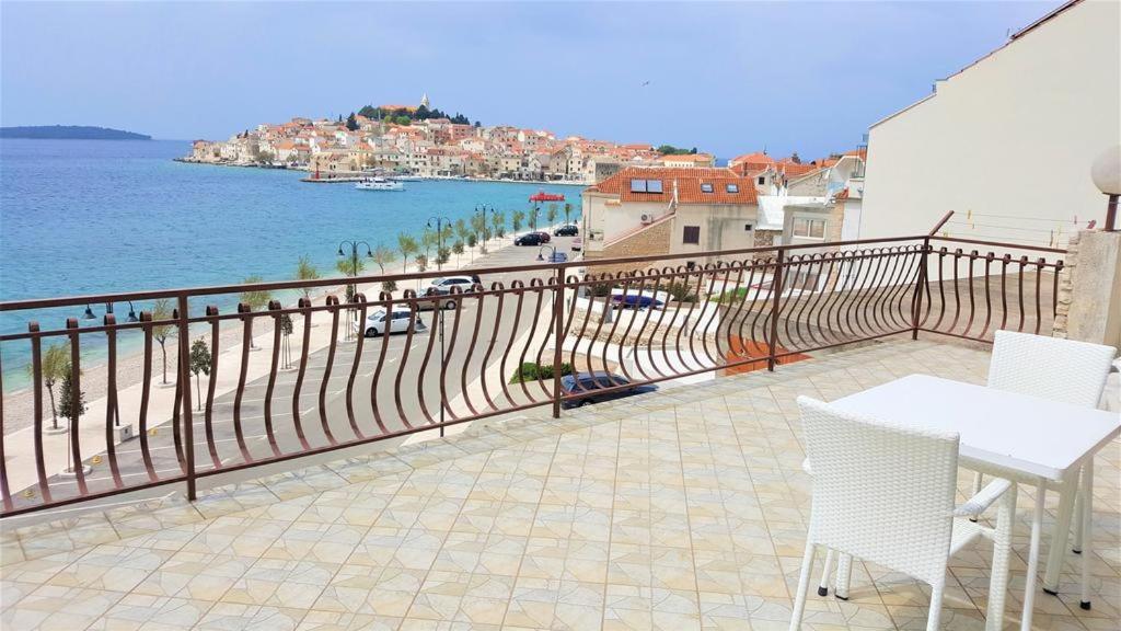 Apartments Lala Примоштен Экстерьер фото