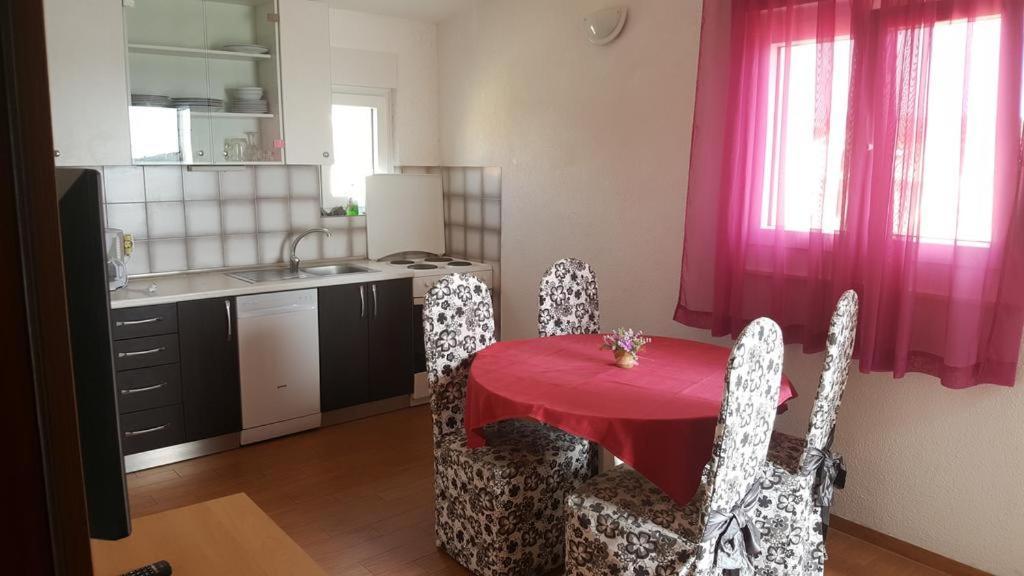 Apartments Lala Примоштен Экстерьер фото